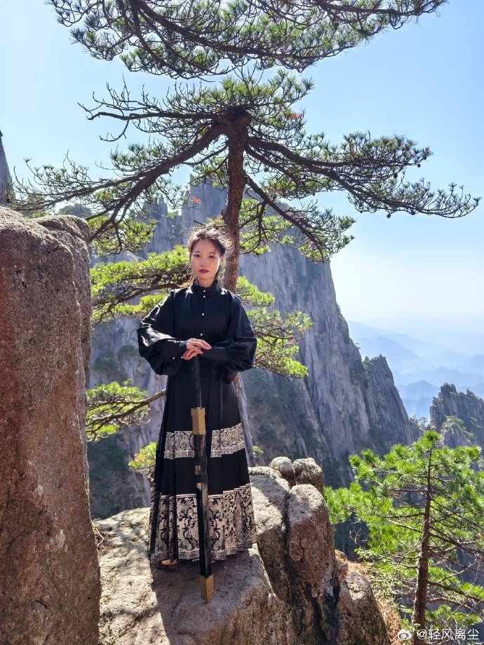 美女老外穿漢服打卡黃山云海，美女老外漢服打卡黃山云海美景