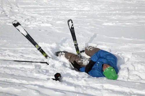 五歲兒童隨舅舅滑野雪遭遇不幸身亡，引發(fā)社會關注與反思，五歲兒童滑野雪不幸身亡，引發(fā)社會關注和反思