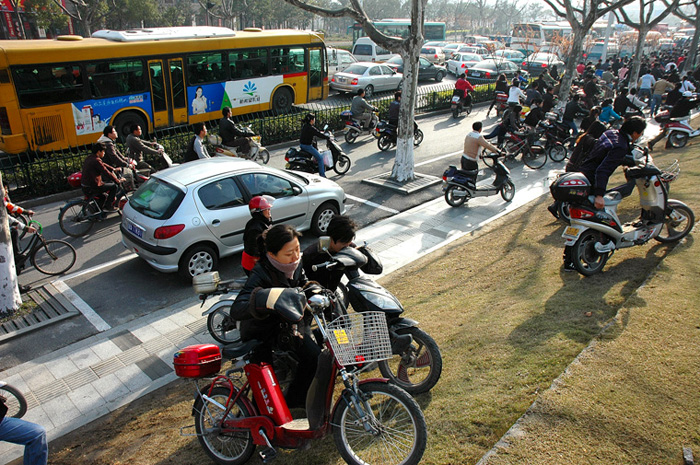 電動車數(shù)量激增導(dǎo)致的校園擁堵問題探究，校園電動車數(shù)量激增引發(fā)的擁堵問題探究