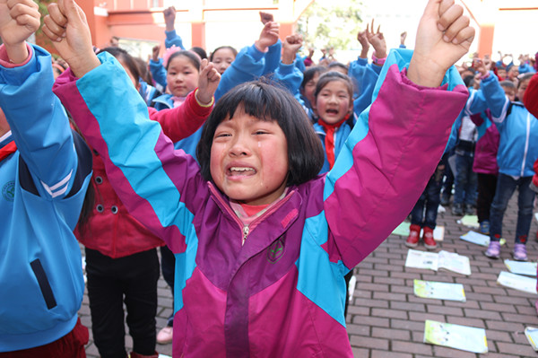 小學(xué)生考100分喜極而泣，一份努力，一份收獲，小學(xué)生努力取得滿分，喜極而泣，一份努力，一份收獲