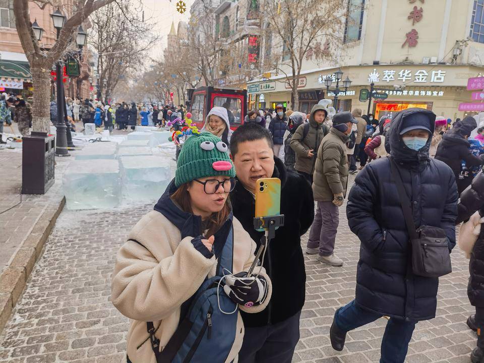 外國游客被爾濱硬控了，深度解讀城市魅力與旅游新體驗，爾濱城市魅力與旅游新體驗，外國游客的深度解讀與硬控經(jīng)歷