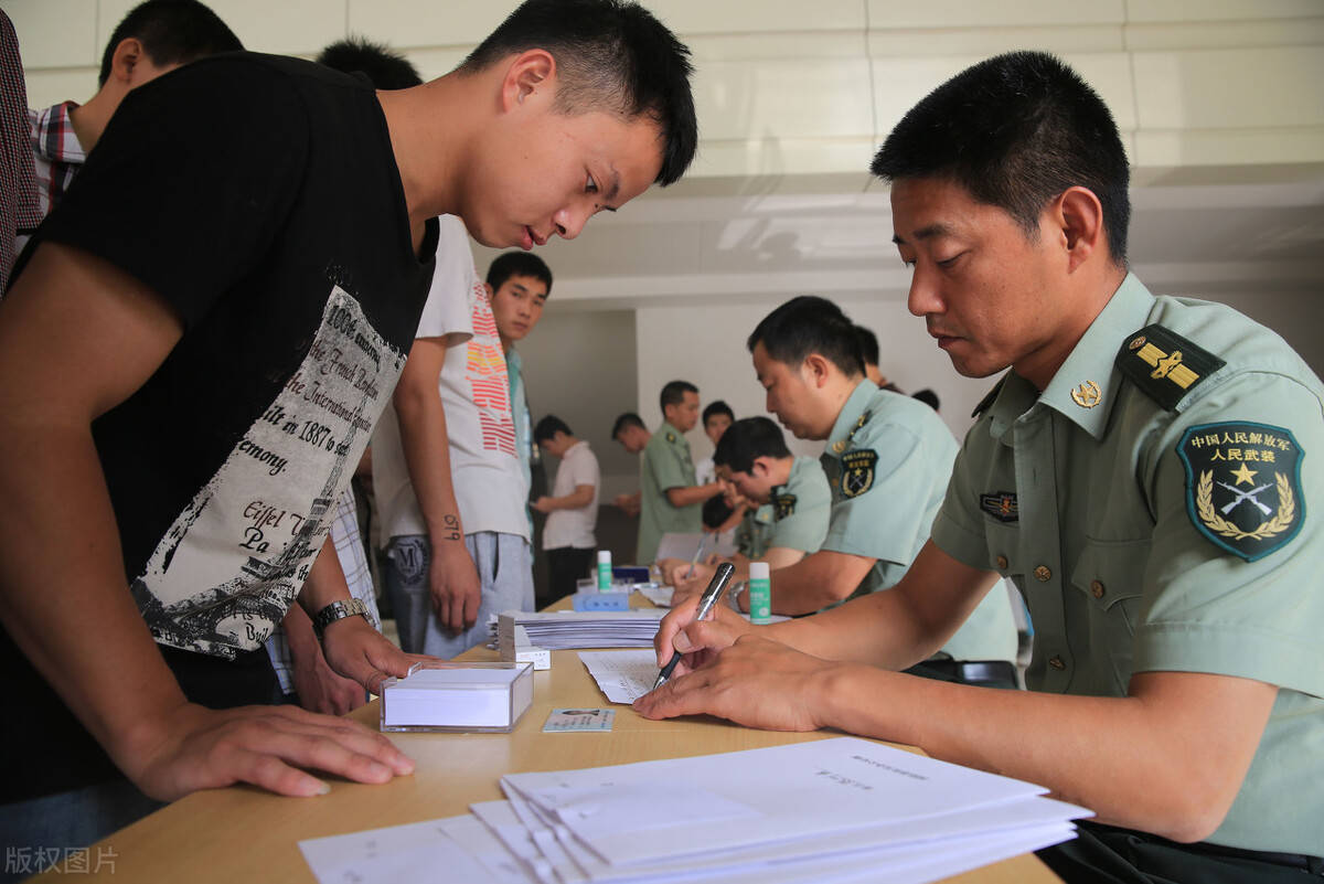 在學(xué)校報(bào)名參軍與在家報(bào)名的區(qū)別，一種選擇兩種情境，學(xué)校與家庭報(bào)名參軍，不同選擇下的兩種情境對比